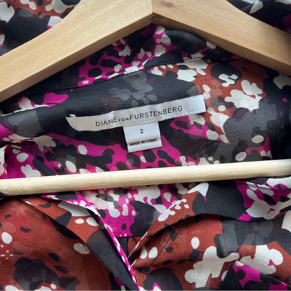 Diane Von Furstenberg Lorelei Cheetah Splash Pink Silk Blouse Size 2 - Picture 4 of 7